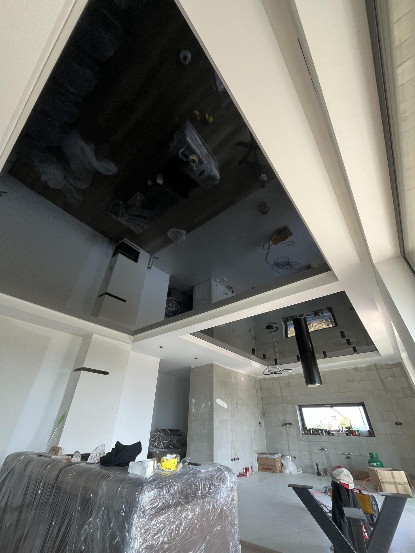 Lesklý napínací strop luxusný projekt